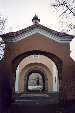 Blick durch zwei Torb&ouml;gen