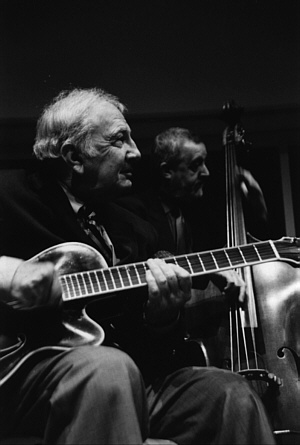 John 'Bucky' Pizzarelli (g, USA) und Dave Green (b, USA)