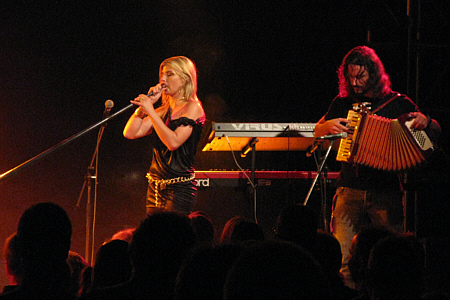 Eliana Burki (Alphorn) und Band