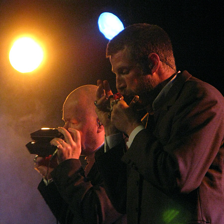 Pasi Leino (Bass-Mundharmonika) und Eero Turkka (chromatische Mundharmonika)