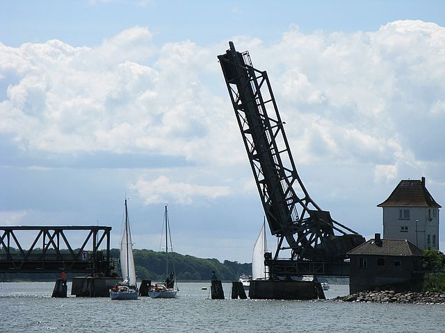 Eisenweg kreuzt Wasserstra�e