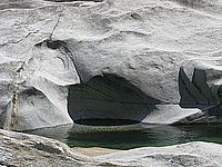 Felsen im Wasserlauf